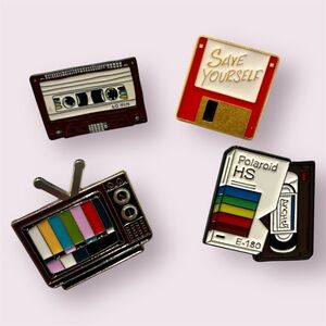🎁4 80s Nostalgia Enamel Pins Retro Media Cassette VHS Polaroid TV Floppy Disk